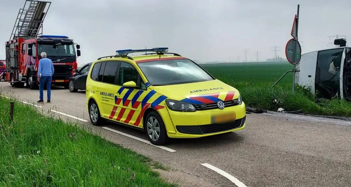 Zwaargewonde en ravage na botsing tussen bus en auto - Foto 6