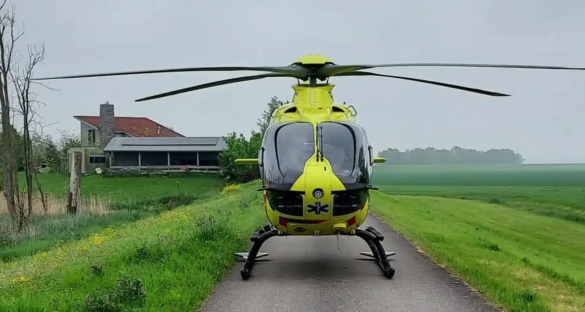 Zwaargewonde en ravage na botsing tussen bus en auto - Foto 7