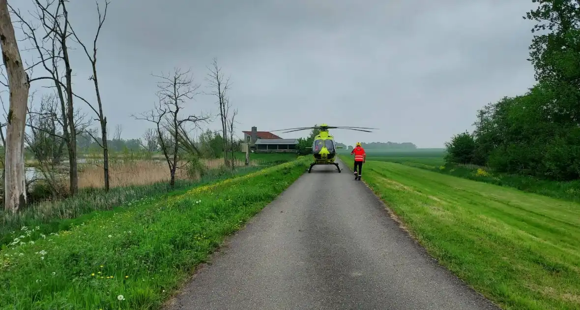 Zwaargewonde en ravage na botsing tussen bus en auto - Foto 8