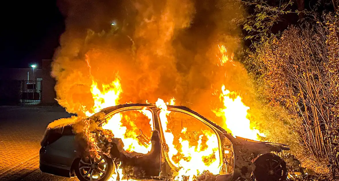 Auto in brand, explosie tijdens blussen