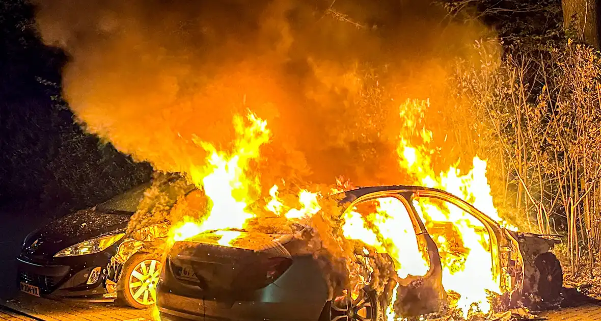 Auto in brand, explosie tijdens blussen - Foto 1