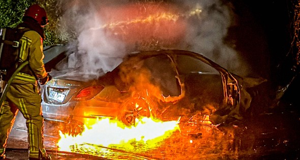 Auto in brand, explosie tijdens blussen - Afbeelding 2
