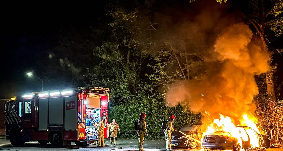 Auto in brand, explosie tijdens blussen - Foto 3