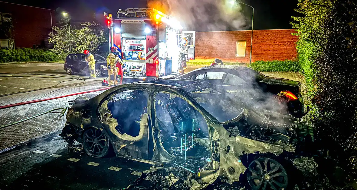 Auto in brand, explosie tijdens blussen - Foto 4