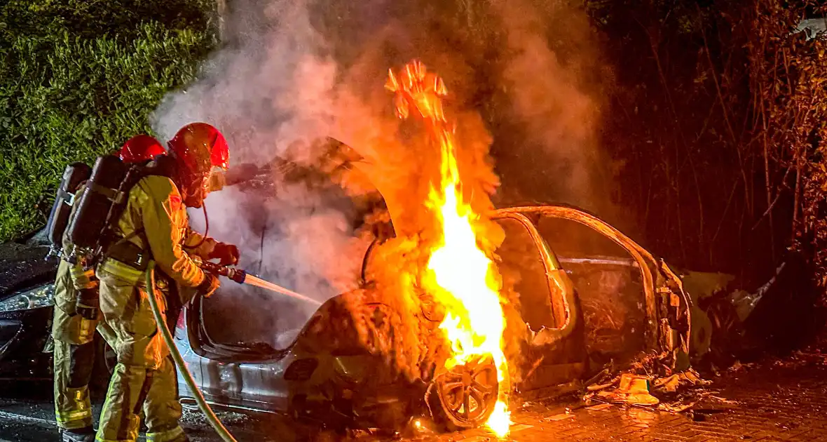 Auto in brand, explosie tijdens blussen - Foto 5