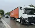 Vrachtwagen en auto botsen op kruising