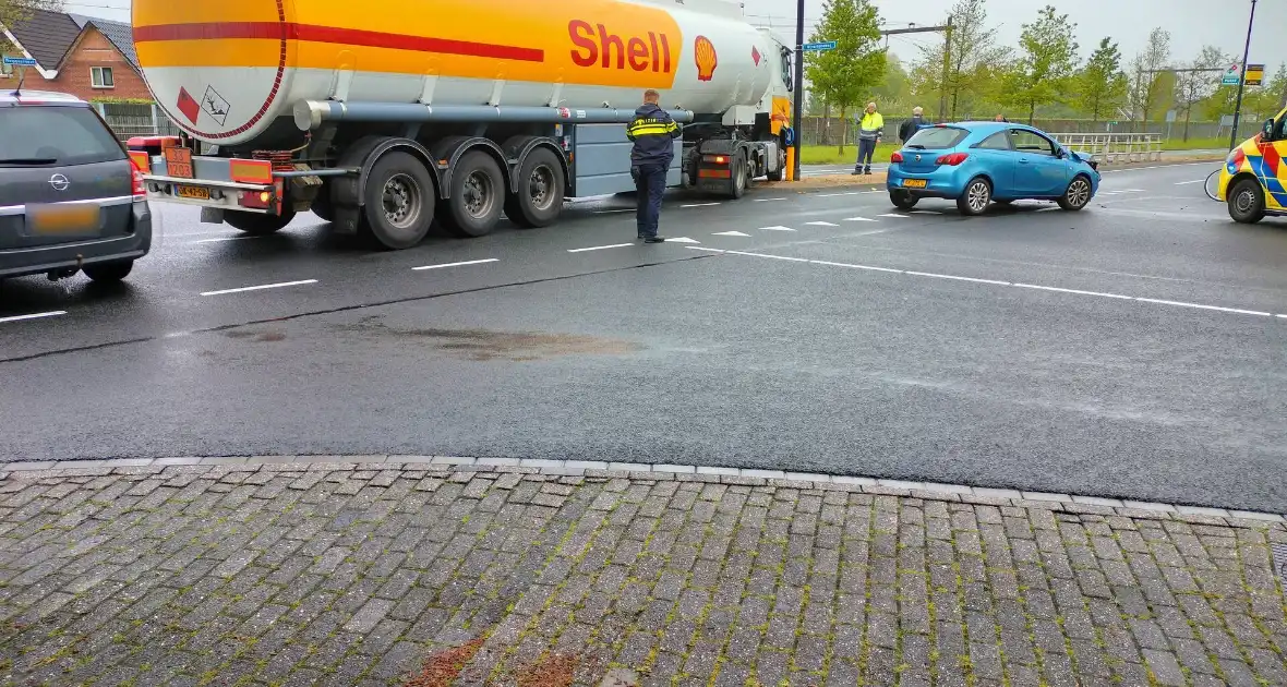 Vrachtwagen bulkoplegger botst op personenwagen - Foto 4
