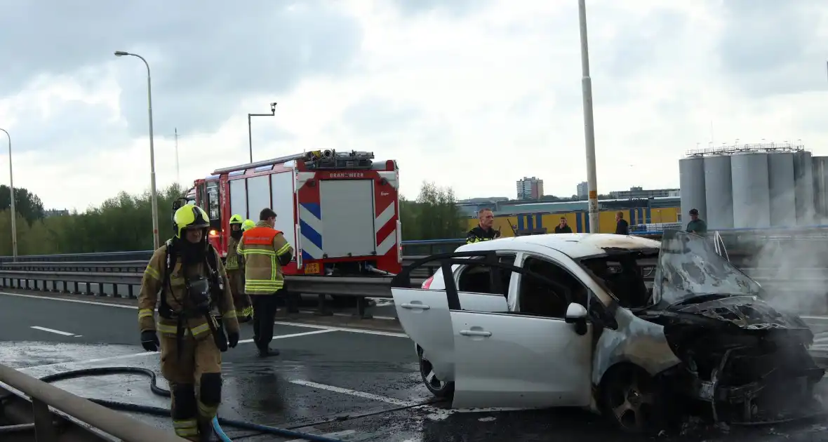 Veel file en wegafsluiting door autobrand