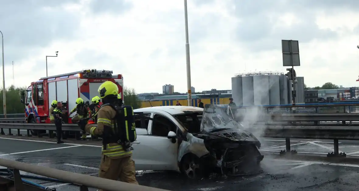 Veel file en wegafsluiting door autobrand - Foto 3