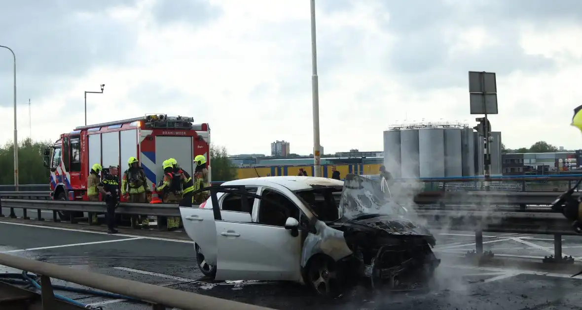 Veel flile en weg afsluiting door autobrand - Foto 4