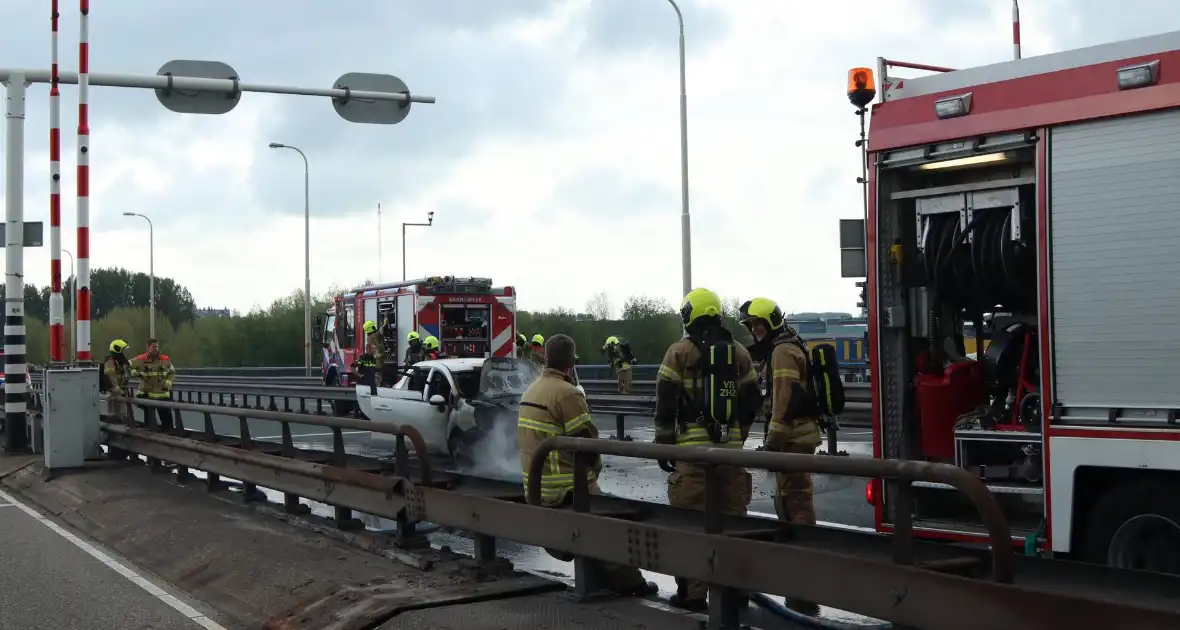 Veel file en wegafsluiting door autobrand - Foto 5