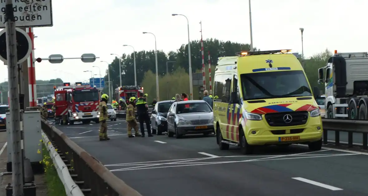 Veel file en wegafsluiting door autobrand - Foto 6