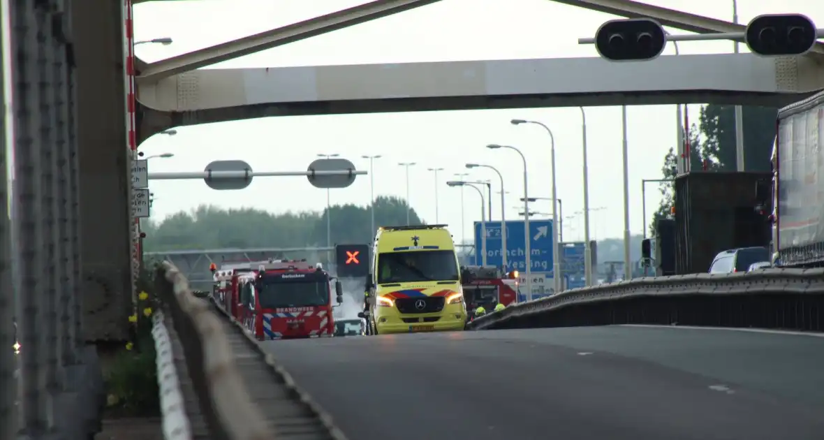 Veel file en wegafsluiting door autobrand - Foto 8