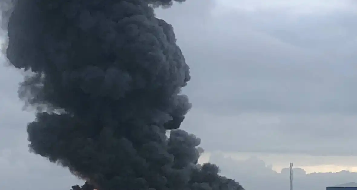 Grote rookwolken bij zeer grote industriebrand - Foto 1