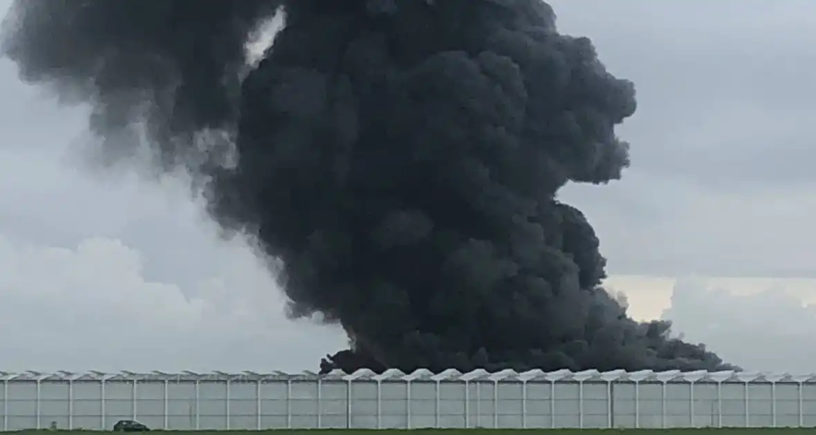 Grote rookwolken bij zeer grote industriebrand - Foto 2