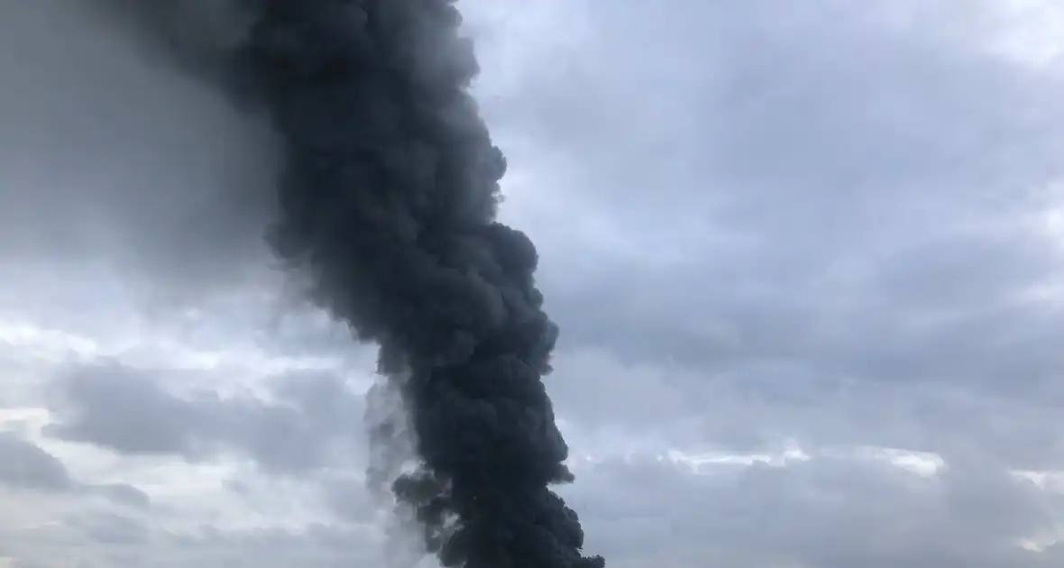 Grote rookwolken bij zeer grote industriebrand - Foto 5