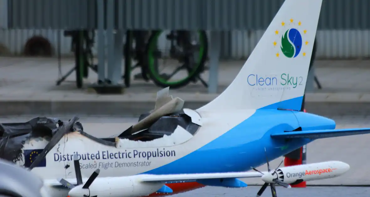 Prototype elektrisch vliegtuigje brandt uit tijdens test - Foto 1