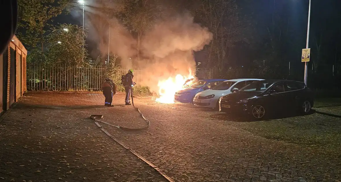 Auto volledig afgebrand in parkeervak - Foto 1