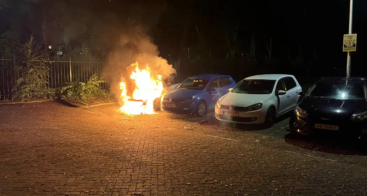 Auto volledig afgebrand in parkeervak - Foto 2