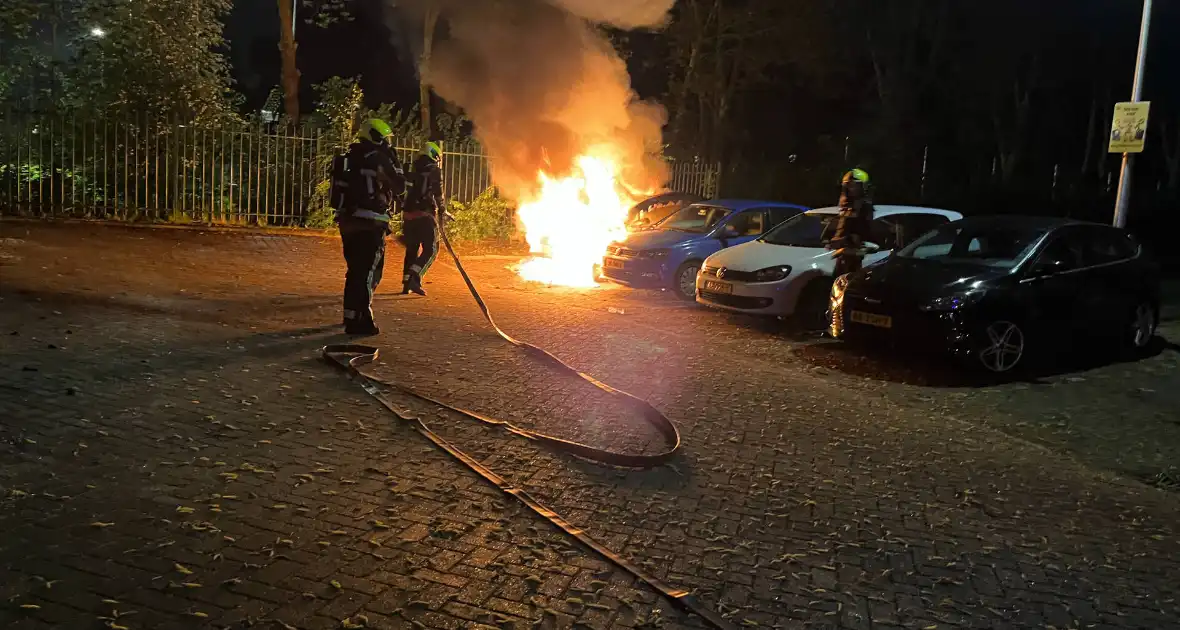 Auto volledig afgebrand in parkeervak - Foto 4