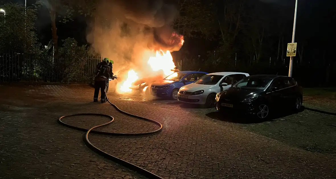 Auto volledig afgebrand in parkeervak - Foto 5