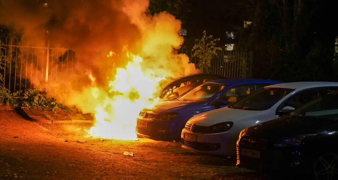 Auto volledig afgebrand in parkeervak - Foto 7
