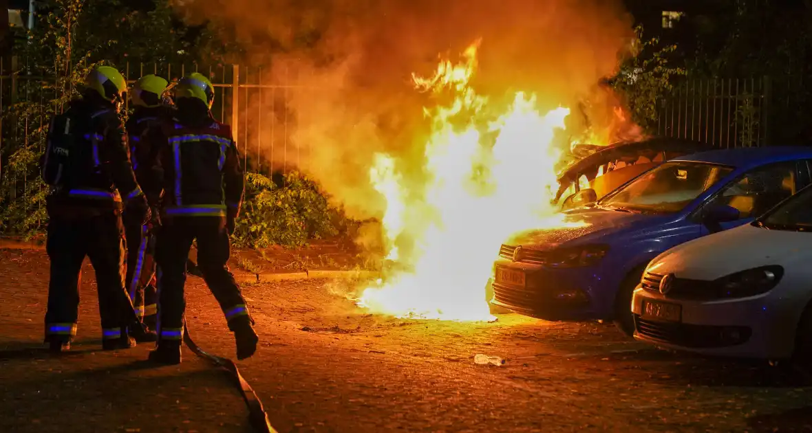 Auto volledig afgebrand in parkeervak - Foto 8