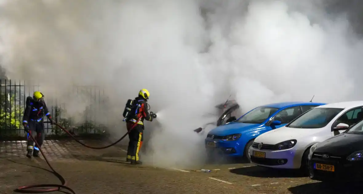 Auto volledig afgebrand in parkeervak - Foto 9