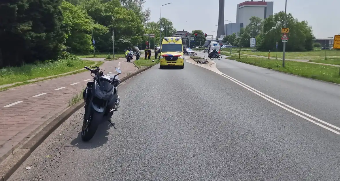 Twee fietsers en motorrijder gewond bij botsing - Foto 1