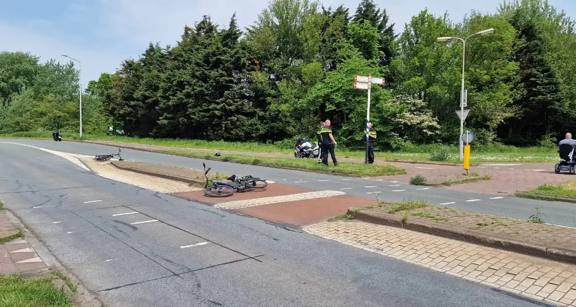 Twee fietsers en motorrijder gewond bij botsing - Foto 2