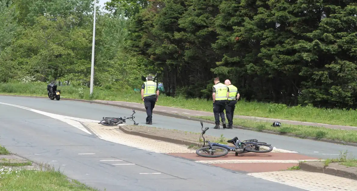 Twee fietsers en motorrijder gewond bij botsing - Foto 7