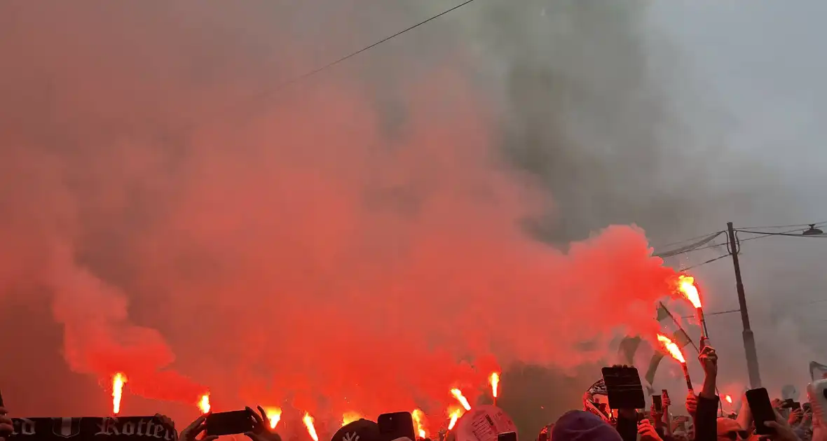 Feyenoord gehuldigd in overvolle stad