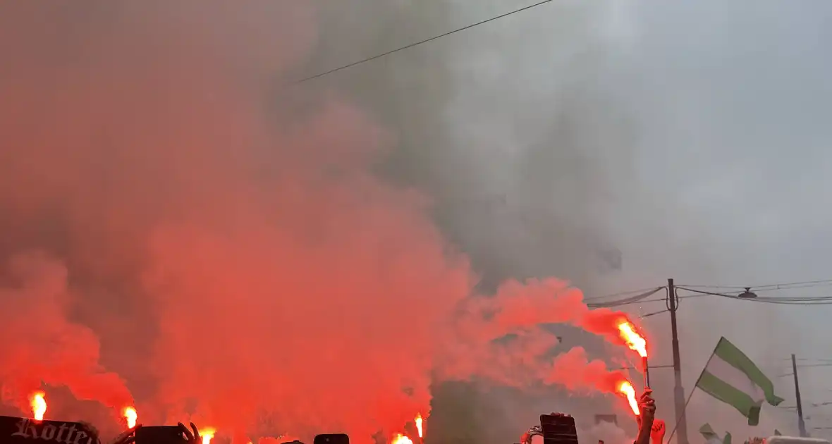 Feyenoord gehuldigd in overvolle stad - Foto 1