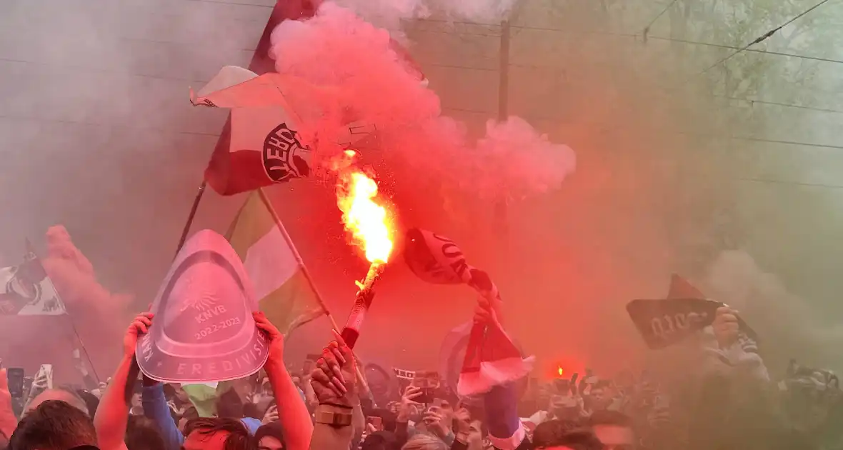 Feyenoord gehuldigd in overvolle stad - Foto 3