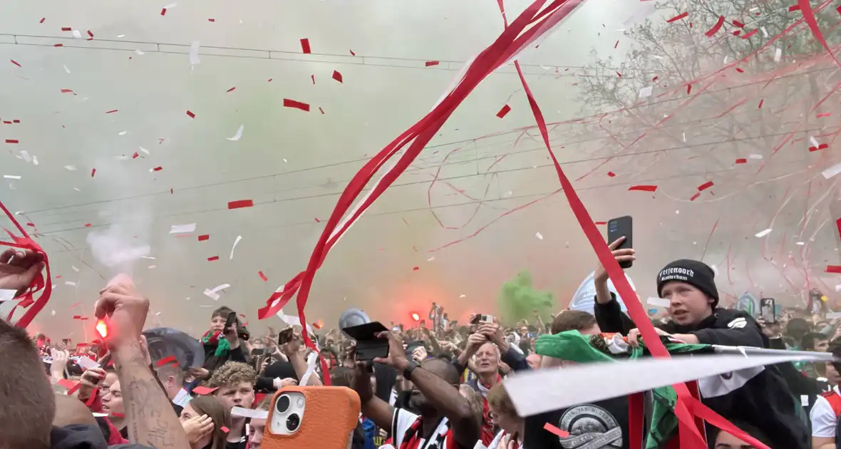 Feyenoord gehuldigd in overvolle stad - Foto 6