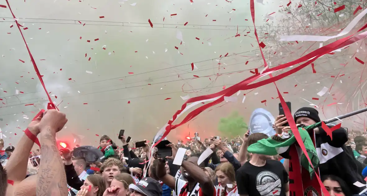 Feyenoord gehuldigd in overvolle stad - Foto 7