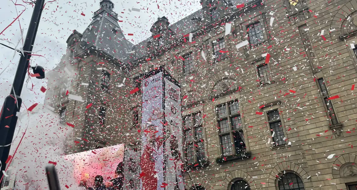 Feyenoord gehuldigd in overvolle stad - Foto 8