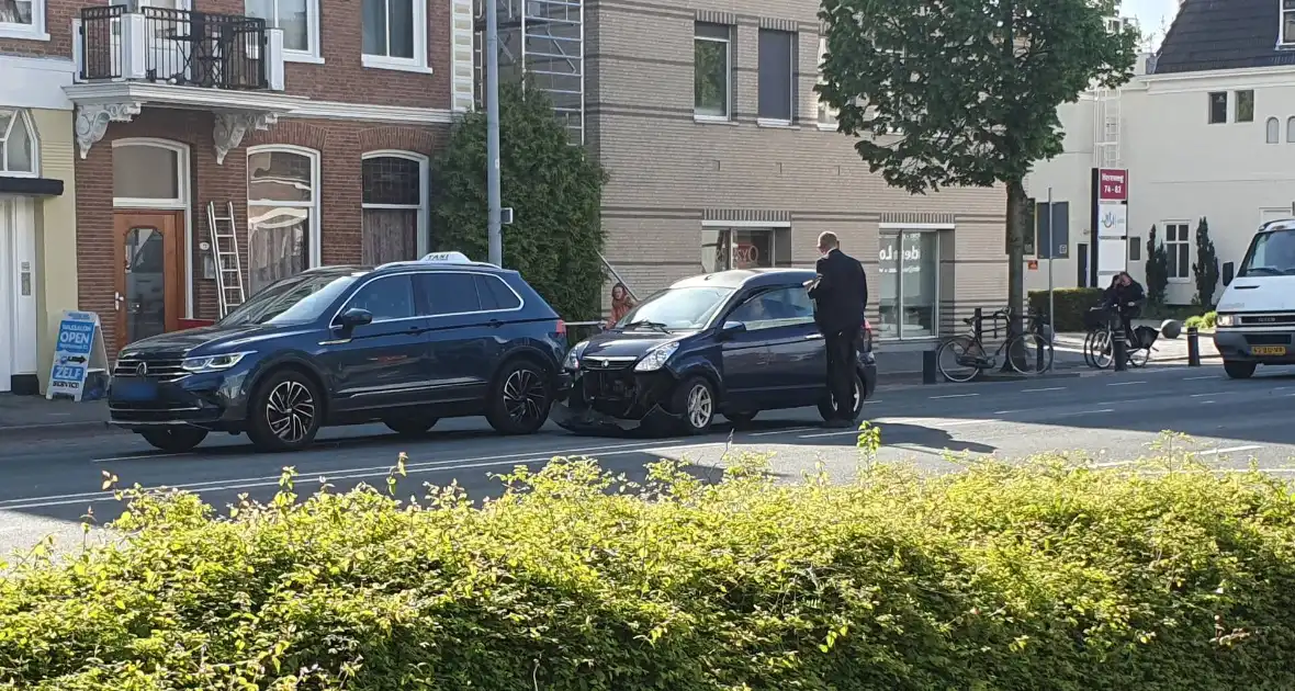 Kop-staart botsing tussen auto's