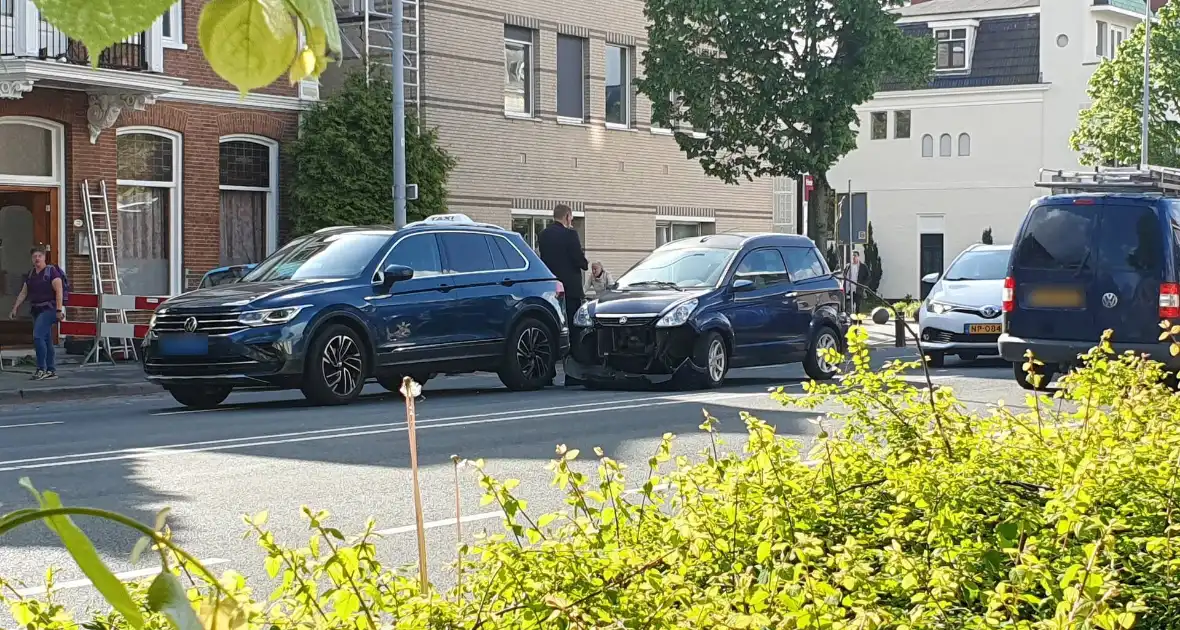 Kop-staart botsing tussen auto's - Foto 5