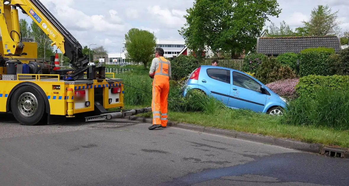 Eenzijdig ongeval auto belandt deels in sloot