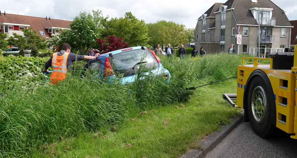 Eenzijdig ongeval auto belandt deels in sloot - Foto 2