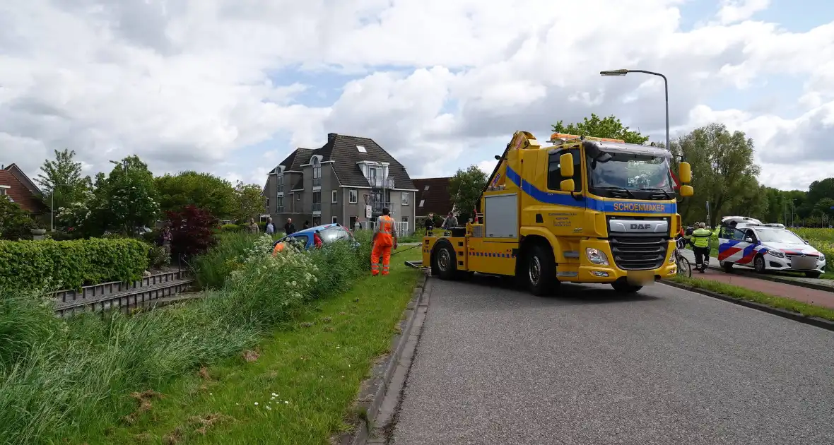 Eenzijdig ongeval auto belandt deels in sloot - Foto 3