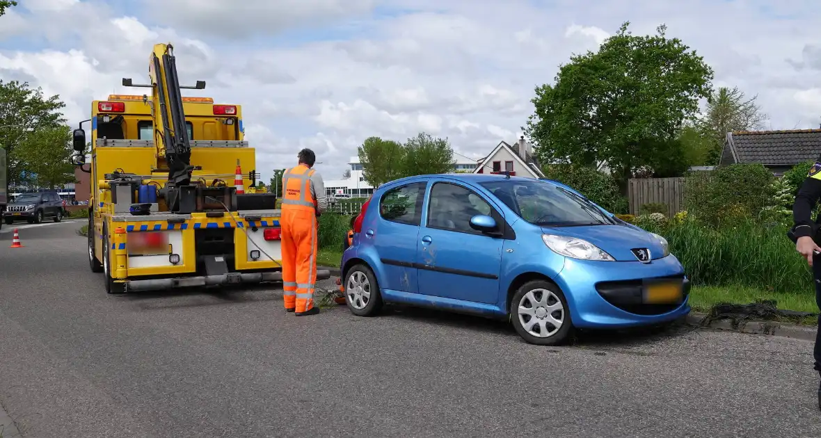 Eenzijdig ongeval auto belandt deels in sloot - Foto 4