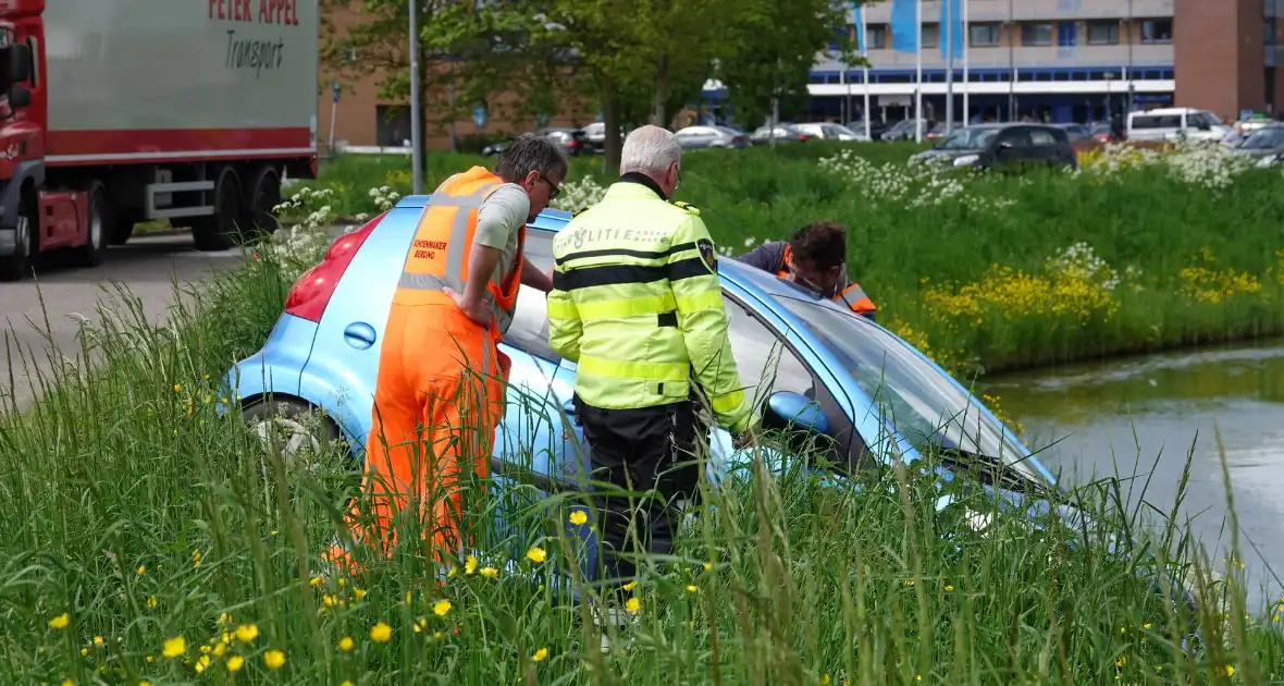 Eenzijdig ongeval auto belandt deels in sloot - Foto 5