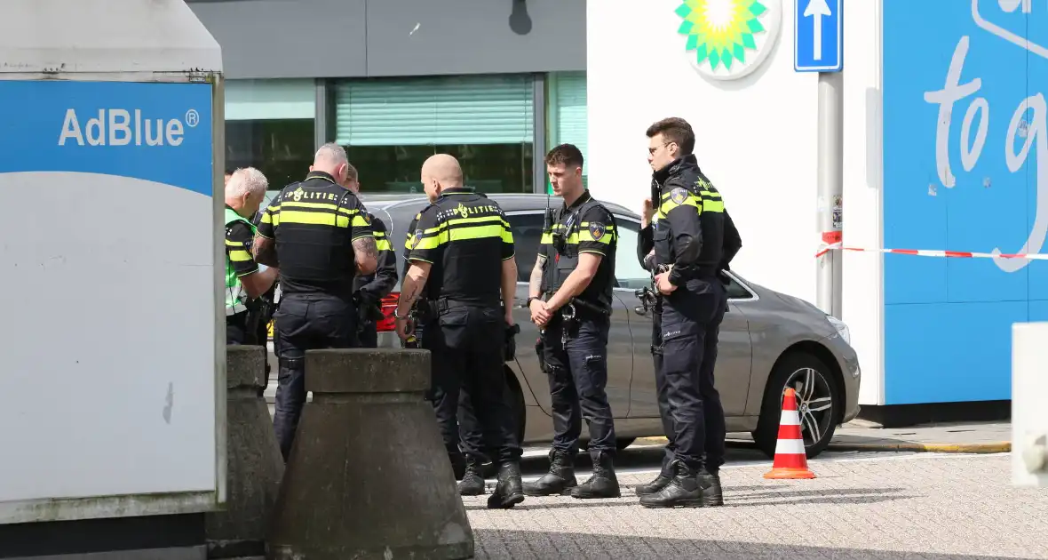 Politie doet onderzoek naar schietpartij BP-tankstation - Foto 13