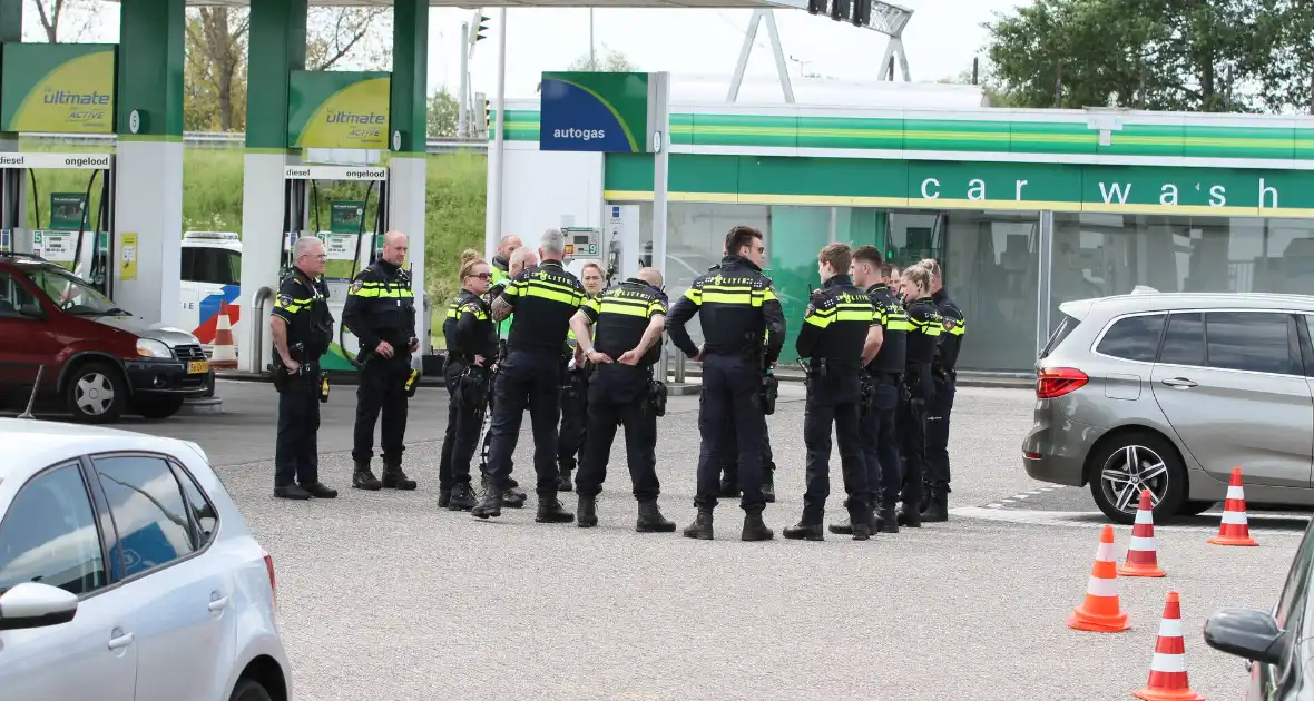 Politie doet onderzoek naar schietpartij BP-tankstation - Foto 15