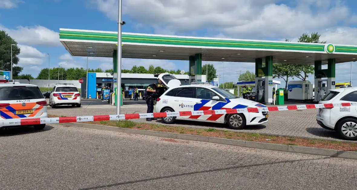 Politie doet onderzoek naar schietpartij BP-tankstation - Foto 4