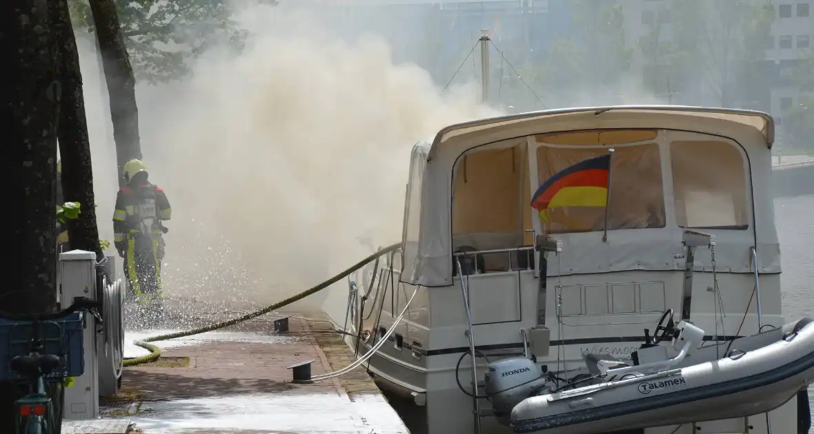 Veel rook bij brand op Duitse pleziervaartuig - Foto 1
