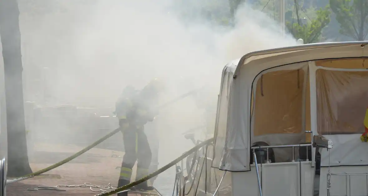 Veel rook bij brand op Duitse pleziervaartuig - Foto 2
