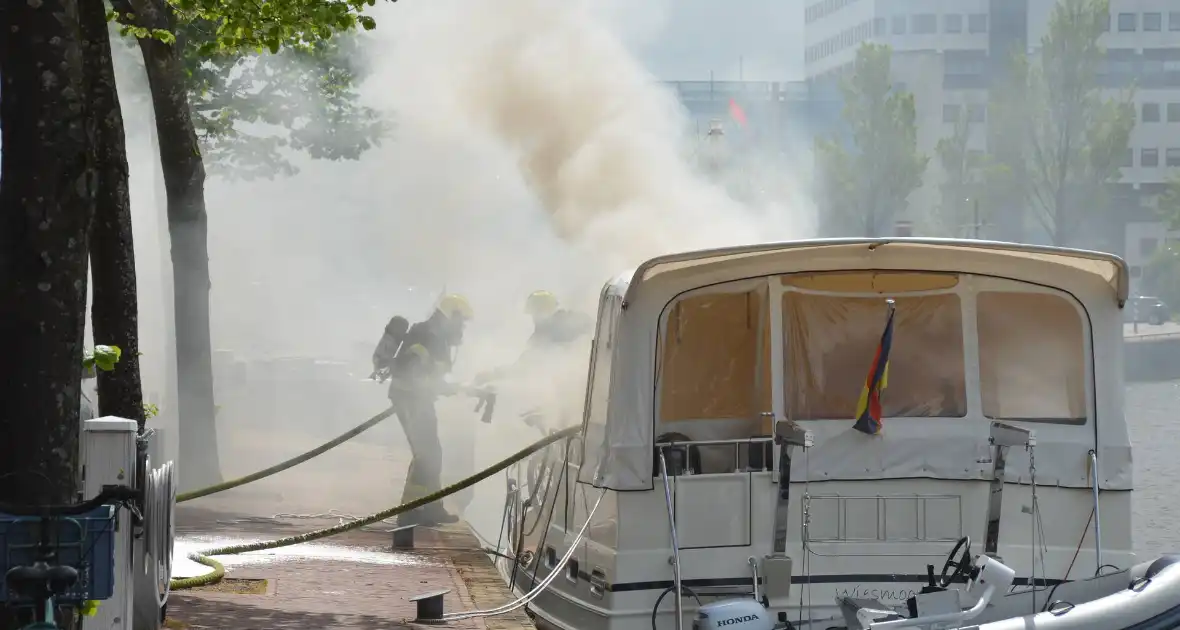 Veel rook bij brand op Duitse pleziervaartuig - Foto 3